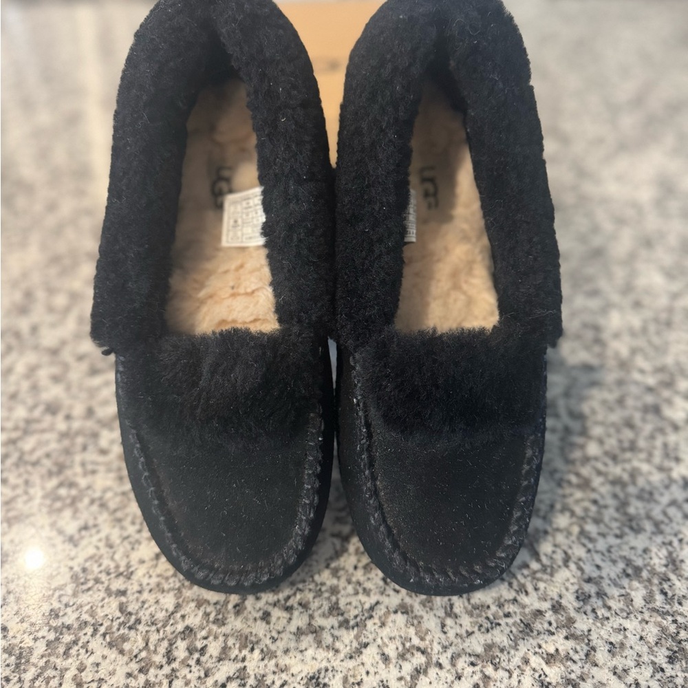 Black UGG Dakota Spill Seam Loafer Slippers 7 like new Super comfy !